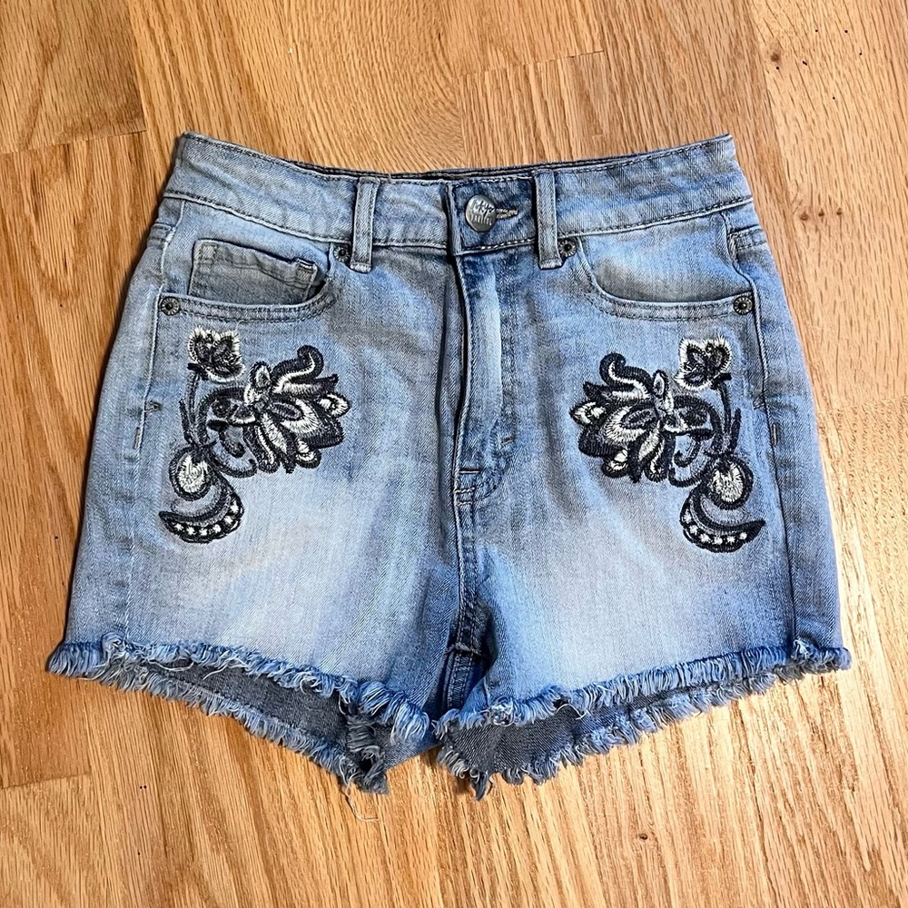 Embroidered shorts- 00 high waisted